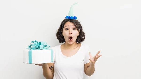 Pretty Hispanic Girl Amazed Shocked Astonished Unbelievable Surprise Birthday Concept — Stock Photo, Image