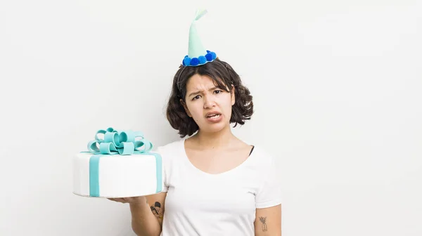 Vacker Latinamerikansk Flicka Känner Sig Förbryllad Och Förvirrad Födelsedagskoncept — Stockfoto