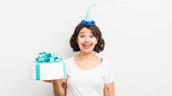 Hübsches Hispanisches Mädchen Das Glücklich Und Angenehm Überrascht Aussieht Geburtstagskonzept — Stockfoto