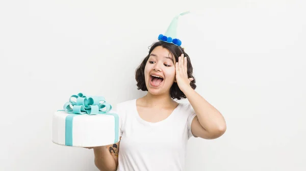 Vrij Latino Meisje Voelt Zich Gelukkig Opgewonden Verrast Verjaardagsconcept — Stockfoto