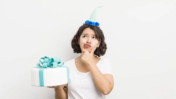 Menina Bastante Hispânica Pensando Sentindo Duvidosa Confusa Conceito Aniversário — Fotografia de Stock