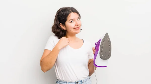 Una Chica Bastante Hispana Que Parece Arrogante Exitosa Positiva Orgullosa —  Fotos de Stock