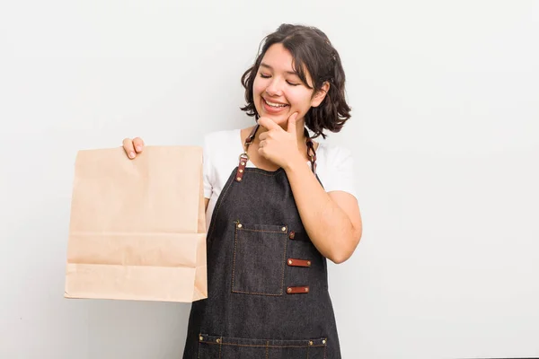 Menina Bastante Hispânica Sorrindo Com Uma Expressão Feliz Confiante Com — Fotografia de Stock