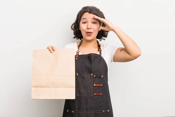 Chica Hispana Bonita Mirando Feliz Asombrado Sorprendido Para Llevar Empleado — Foto de Stock