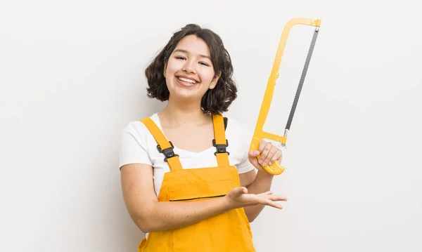 Menina Bastante Hispânica Sorrindo Alegremente Sentindo Feliz Mostrando Conceito Faz — Fotografia de Stock