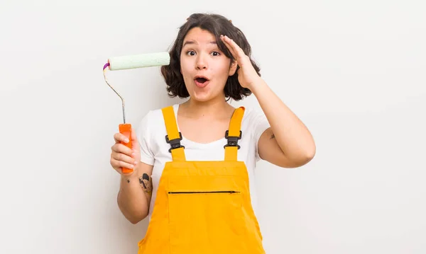 Menina Muito Hispânica Olhando Feliz Surpreso Surpreso Pintura Home Conceito — Fotografia de Stock