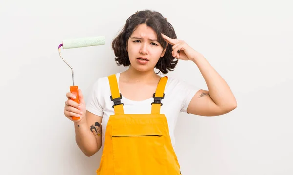 Menina Bastante Hispânica Sentindo Confuso Perplexo Mostrando Que Você Louco — Fotografia de Stock