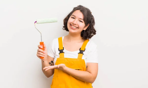 Bella Ragazza Ispanica Sorridente Allegramente Sentendosi Felice Mostrando Concetto Pittura — Foto Stock