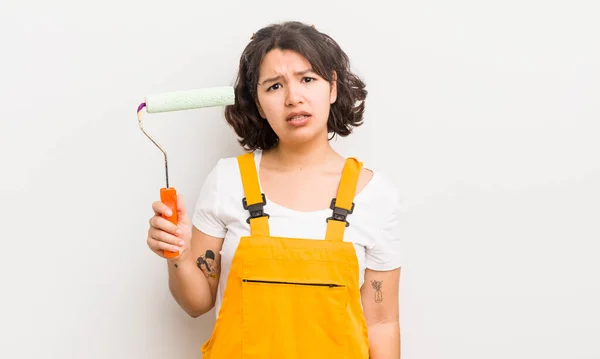 Pretty Hispanic Girl Feeling Puzzled Confused Painting Home Concept — Stock Photo, Image