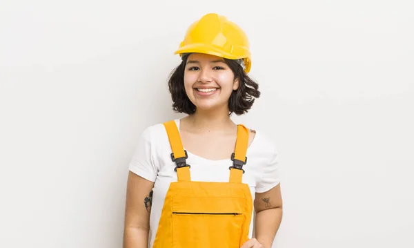 Hezká Hispánská Dívka Šťastně Usmívá Rukou Boku Sebevědomě Koncept Pracovníka — Stock fotografie