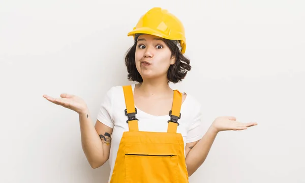 Pretty Hispanic Girl Feeling Puzzled Confused Doubting Worker Concept — Stock Photo, Image