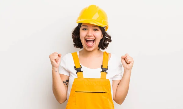 Menina Bastante Hispânica Sentindo Chocado Rindo Celebrando Sucesso Conceito Trabalhador — Fotografia de Stock