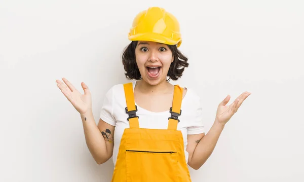 Pretty Hispanic Girl Feeling Happy Astonished Something Unbelievable Worker Concept — Stock Photo, Image
