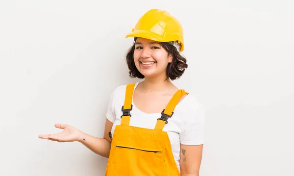 Menina Bastante Hispânica Sorrindo Alegremente Sentindo Feliz Mostrando Conceito Conceito — Fotografia de Stock