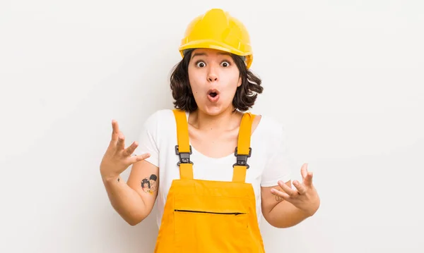 Pretty Hispanic Girl Amazed Shocked Astonished Unbelievable Surprise Worker Concept — Stock Photo, Image