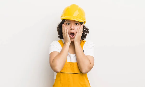 Pretty Hispanic Girl Feeling Shocked Scared Worker Concept — Stock Photo, Image