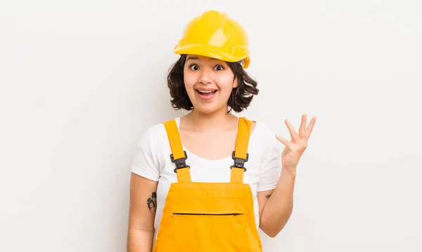 Pretty Hispanic Girl Feeling Happy Surprised Realizing Solution Idea Worker — Stock Photo, Image