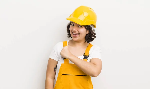Pretty Hispanic Girl Feeling Happy Facing Challenge Celebrating Worker Concept — Stock Photo, Image