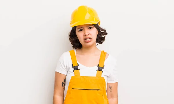Pretty Hispanic Girl Feeling Puzzled Confused Worker Concept — Stock Photo, Image