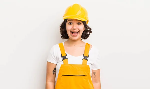 Pretty Hispanic Girl Looking Happy Pleasantly Surprised Worker Concept — Stock Photo, Image