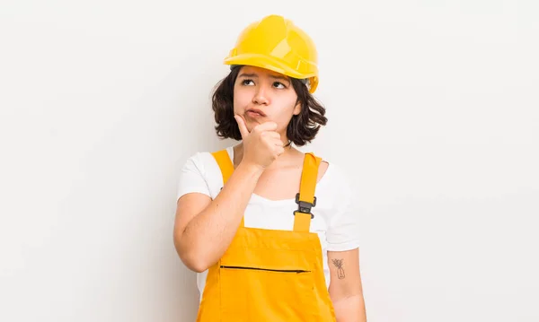Söt Latinamerikansk Flicka Tänker Känner Sig Tveksam Och Förvirrad Arbetstagarbegrepp — Stockfoto