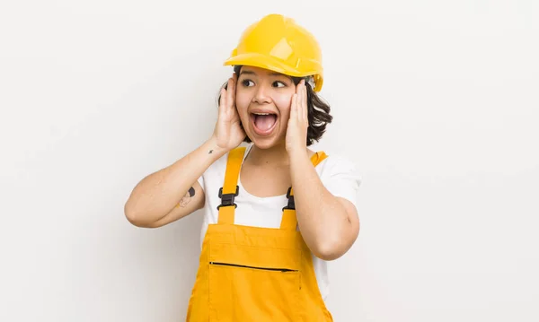 Pretty Hispanic Girl Feeling Happy Excited Surprised Worker Concept — Stock Photo, Image