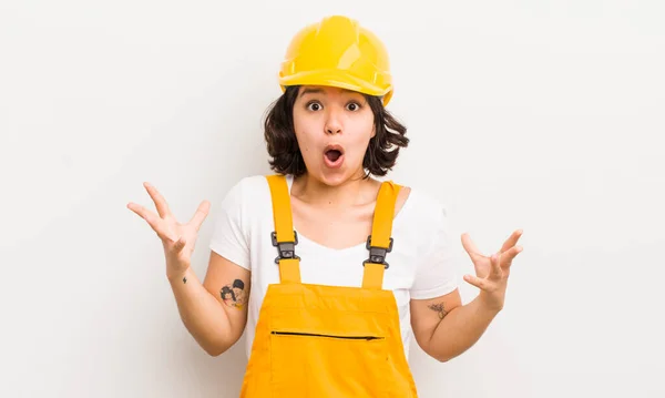 Pretty Hispanic Girl Feeling Extremely Shocked Surprised Worker Concept — Stock Photo, Image