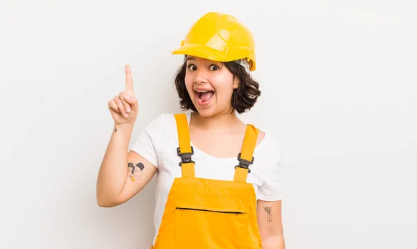 Pretty Hispanic Girl Feeling Happy Excited Genius Realizing Idea Worker — Stock Photo, Image