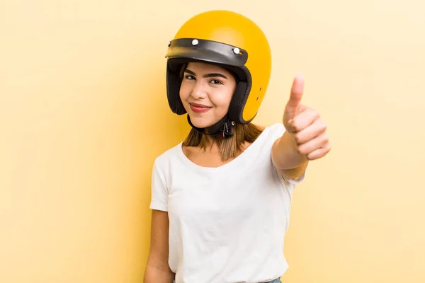 Chica Hispana Muy Orgullosa Sonriendo Positivamente Con Los Pulgares Hacia — Foto de Stock