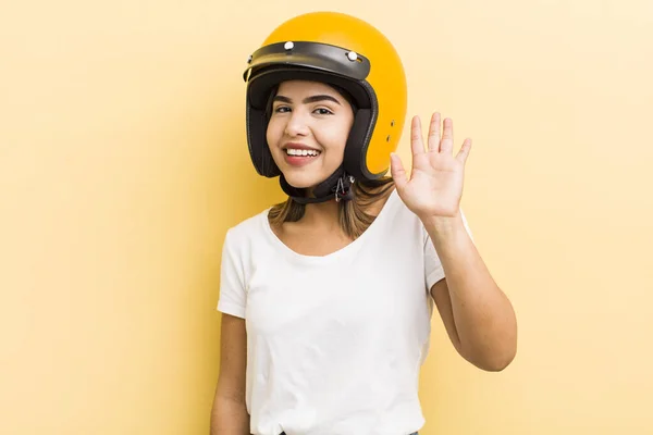 Vrij Latino Meisje Glimlachend Gelukkig Zwaaiende Hand Verwelkomen Groeten Motorfiets — Stockfoto