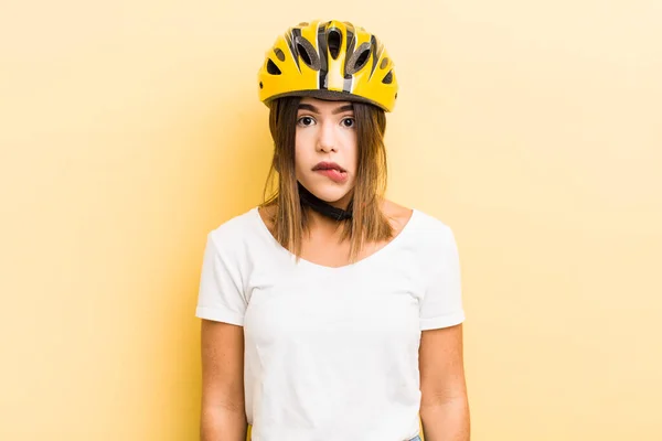 Pretty Hispanic Girl Looking Puzzled Confused Bike Concept — Stock Photo, Image