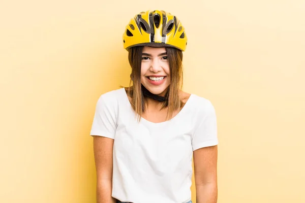 Ładna Latynoska Dziewczyna Wygląda Szczęśliwą Mile Zaskoczoną Koncepcja Roweru — Zdjęcie stockowe
