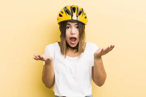 Vacker Latinamerikansk Flicka Känner Sig Extremt Chockad Och Förvånad Cykelkoncept — Stockfoto