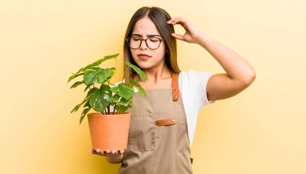 Menina Bastante Hispânica Sorrindo Feliz Sonhando Acordado Duvidar Conceito Planta — Fotografia de Stock