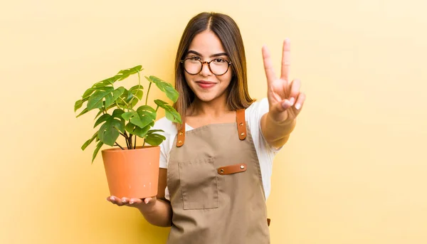 Menina Muito Hispânica Sorrindo Olhando Feliz Gesticulando Vitória Paz Conceito — Fotografia de Stock