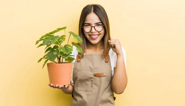 Menina Bastante Hispânica Sentindo Chocado Rindo Celebrando Sucesso Conceito Planta — Fotografia de Stock