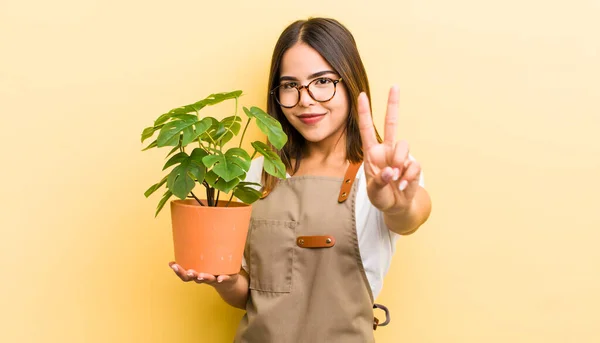 Menina Bastante Hispânica Sorrindo Parecendo Amigável Mostrando Número Dois Conceito — Fotografia de Stock