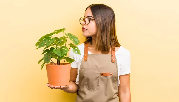 漂亮的惊慌失措的女孩在轮廓上的观点 想象或白日梦 植物概念 — 图库照片