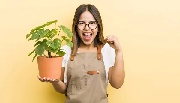 Bella Ragazza Ispanica Gridando Aggressivamente Con Espressione Arrabbiata Concetto Impianto — Foto Stock