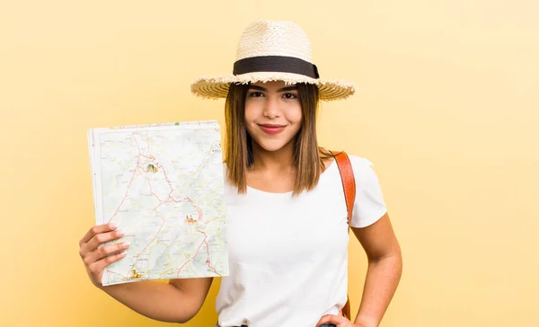 Chica Hispana Bonita Sonriendo Felizmente Con Una Mano Cadera Con — Foto de Stock