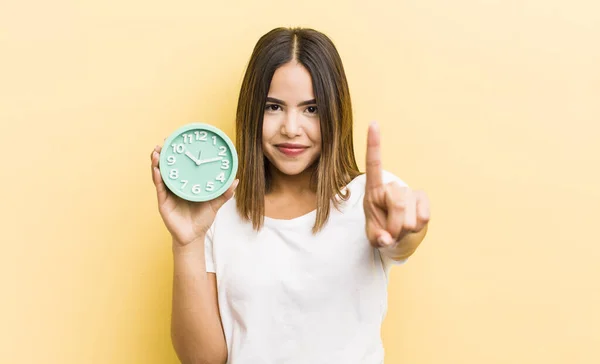 Hübsches Hispanisches Mädchen Das Freundlich Lächelt Und Nummer Eins Zeigt — Stockfoto