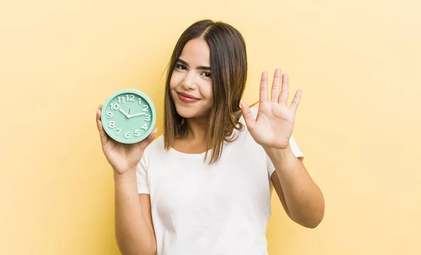 Bonita Chica Hispana Sonriendo Felizmente Saludándote Con Mano Dándote Bienvenida — Foto de Stock