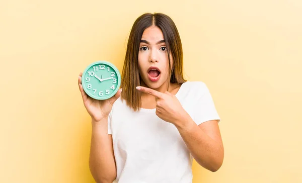 Bella Ragazza Ispanica Guardando Eccitato Sorpreso Indicando Lato Concetto Sveglia — Foto Stock