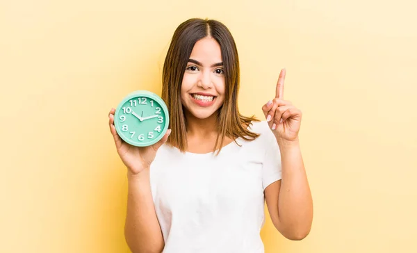 Chica Bastante Hispana Sintiéndose Como Genio Feliz Emocionado Después Darse —  Fotos de Stock