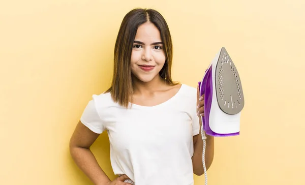 Pretty Hispanic Girl Smiling Happily Hand Hip Confident Housekeeping Concept — Stock Photo, Image