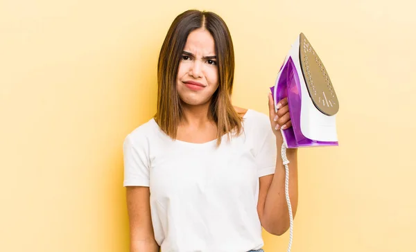 Vacker Latinamerikansk Flicka Känner Sig Förbryllad Och Förvirrad Hushållskoncept — Stockfoto