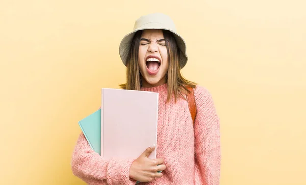 Menina Bastante Hispânica Gritando Agressivamente Parecendo Muito Irritada Conceito Estudante — Fotografia de Stock