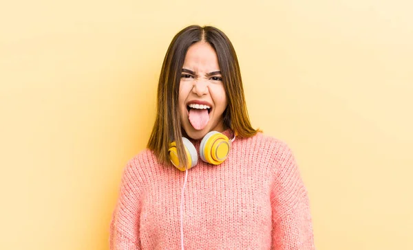 Chica Hispana Bonita Con Actitud Alegre Rebelde Bromeando Sacando Lengua — Foto de Stock