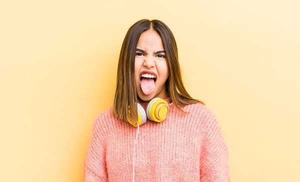 Menina Bastante Hispânica Sentindo Enojado Irritado Língua Para Fora Fones — Fotografia de Stock