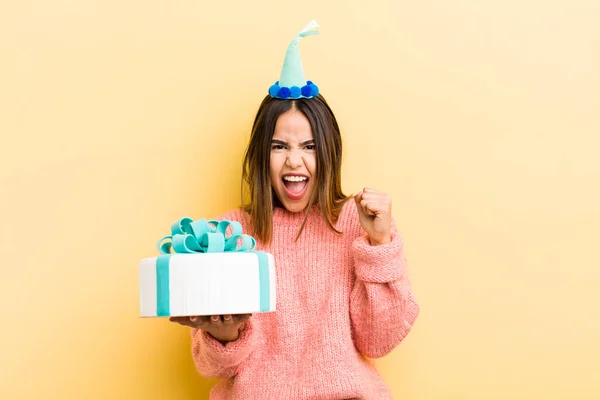 Vrij Latino Meisje Voelt Zich Geschokt Lachen Vieren Succes Verjaardagsconcept — Stockfoto